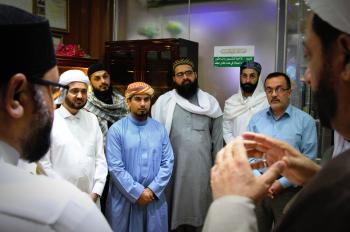 وفد أئمة المساجد من بريطانيا في ضيافة مكتبة الروضة الحيدرية.