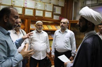 وفد مشترك من أذربجان وتركيا ومجموعة من الشعراء والادباء يزور مكتبة الروضة الحيدرية 