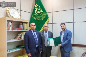 العتبة العلوية المقدسة تكرّم تدريسيًّا من الجامعة الإسلامية