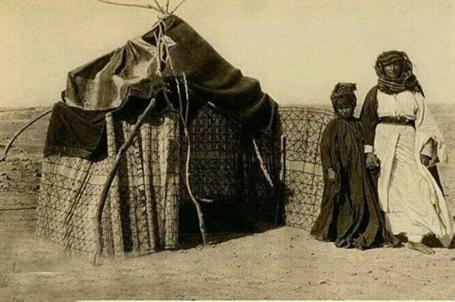 عروسان في بادية النجف الاشرف سنة 1925