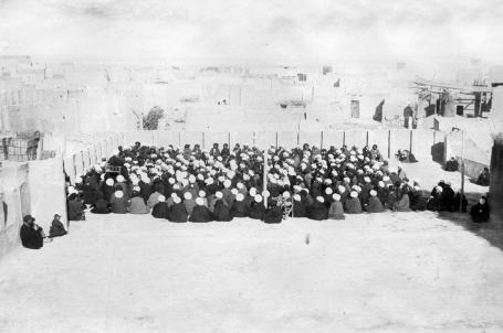 درس فقهي في باحة سطح مدرسة حضرت آیة الله ملا محمد کاظم خراسانی آخوند خراسانی في طرف البراق