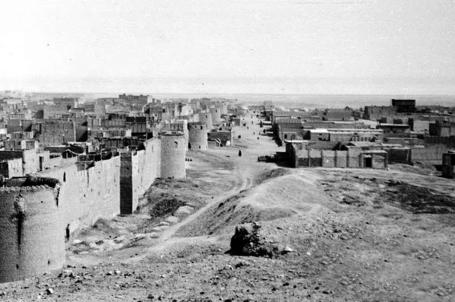 سور مدينة النجف الاشرف من جهة الشرق سنة 1934 م . تم ازالة هذا السور ولم يبقى منه سوى 100 م تعاني الاهمال من قبل جميع الجهات المختصة وغير المختصة .