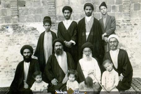 صور له (قدس سره ) ايام شبابه و بين بعض افراد عائلته