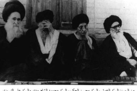 من اليمين السيد ابوالقاسم الخوئي والسيد محسن الحكيم و السيد محمود الشاهرودي والسيد علي التبريزي ( تقدست اسرارهم )
