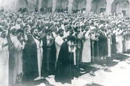 السيد ابوالحسن الاصفهاني يئم صلاة الجماعة في الصحن العلوي الشريف 