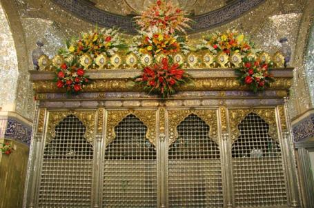 قبل الامام العباس (ع) يوم مولده