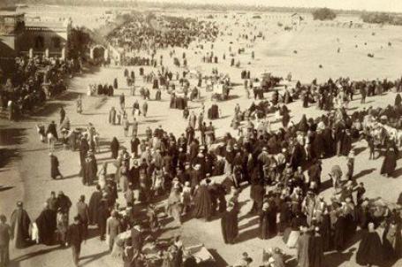 توافد زوار مرقد الامام الحسين (ع) مشياً على الاقدام