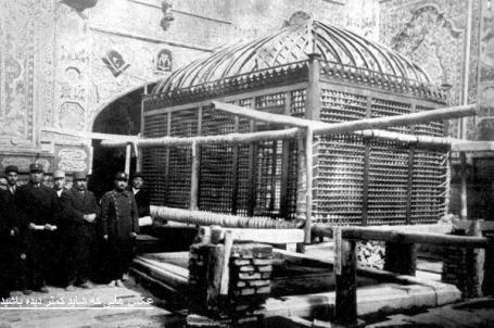 صورة نادرة لتبديل شباك ضريح الامام الحسين (ع) قديماً