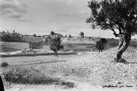 منظر قديم لمدينة القدس في الإتجاه الشمالي الغربي اخذ من جبل بطن الهور الموجود اعلى قرية سلوان قبل عام 1914