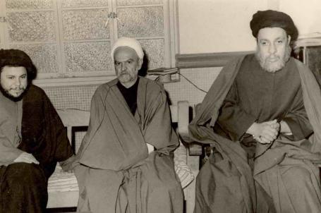 مع اخيه السيد اسماعيل الصدر و الشيخ محمدجواد مغنية ( قدست اسرارهم ) 